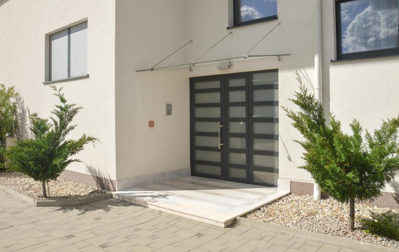 Rova Apartment *